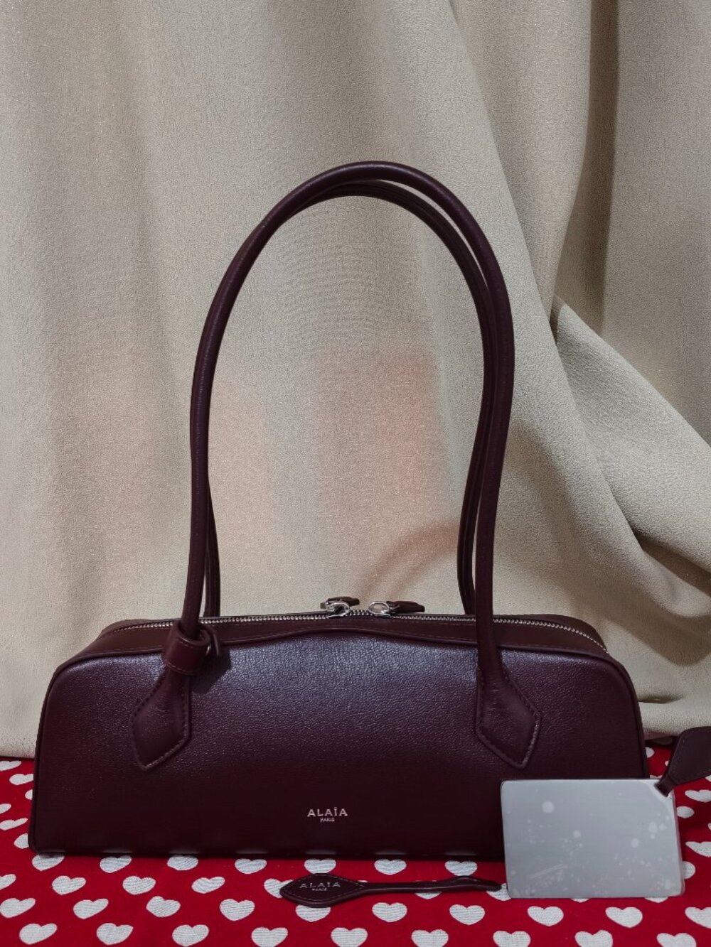 Alaiaburgundy lambskin baguette armpit bag long double zipper handbag